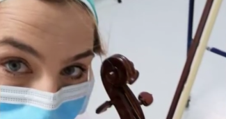 Infermiera suona l'Inno col violino. "Mameli ci dà la forza"